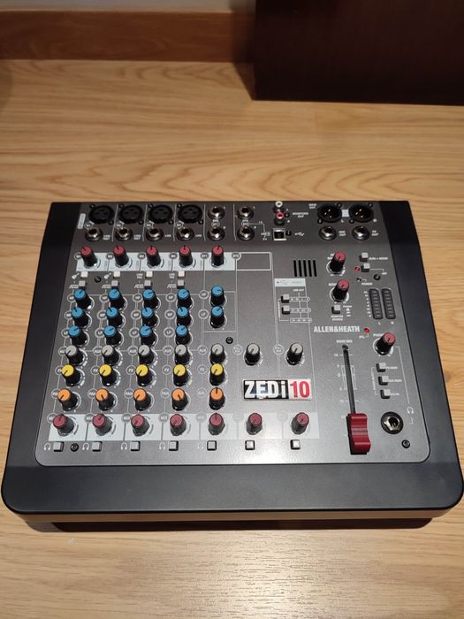 Mesa de som Allen Heath ZEDi10