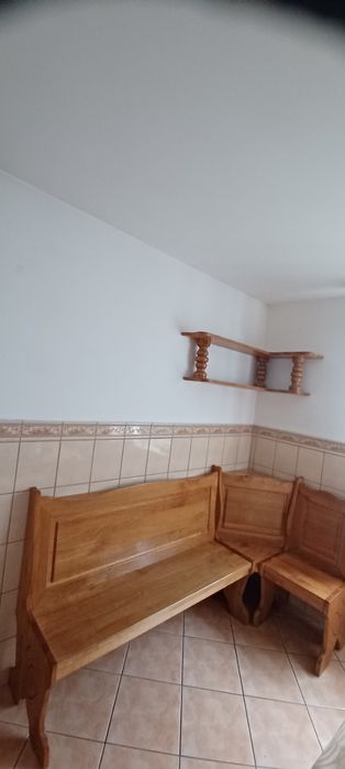 Ławka narożna z półką z drewna jesionowego.. Lakierowana.