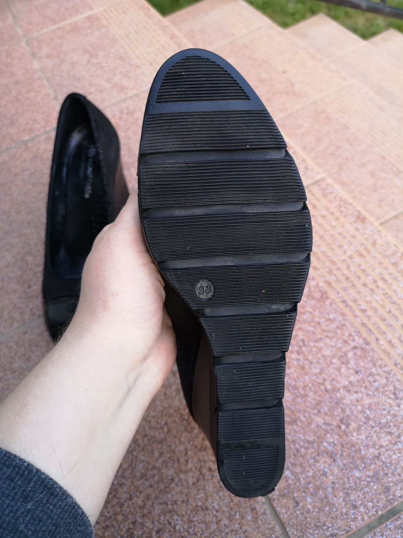 Czarne skórzane buty na koturnie BUT-S 38