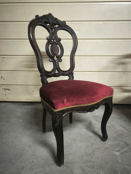 Par de cadeiras em veludo e madeira nobre