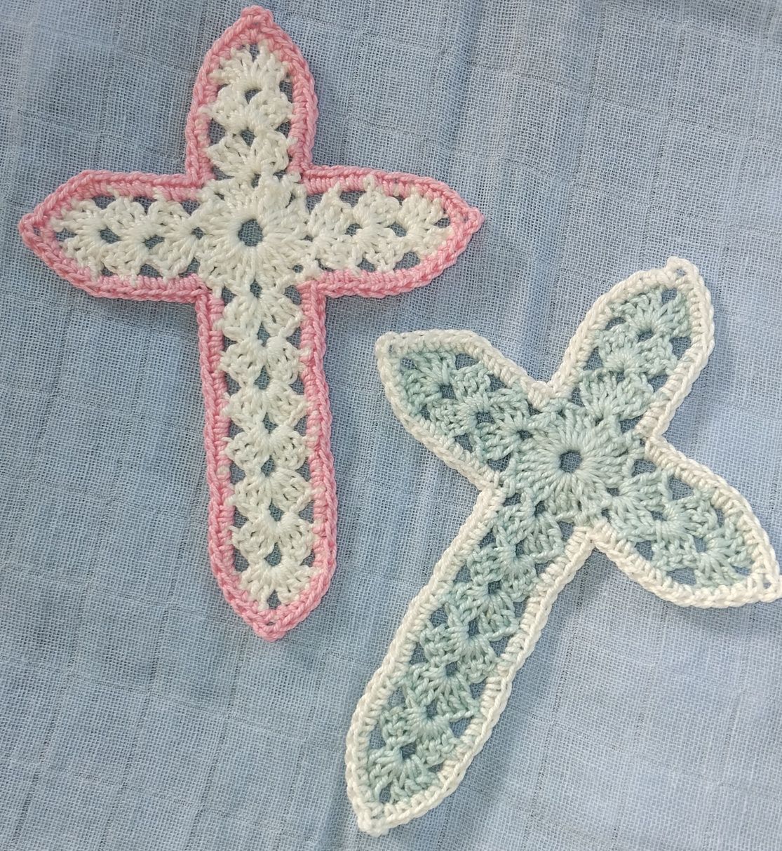 Lembrança cruz em crochet para batizado, comunhão...