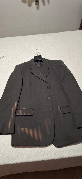 Fatos de homem cor cinza