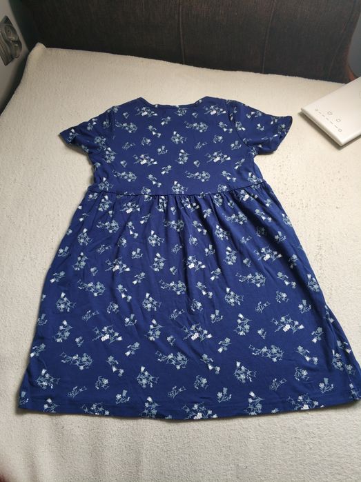Sukienka niebieska granatowa z krótkim rękawkiem w kwiatowy wzór