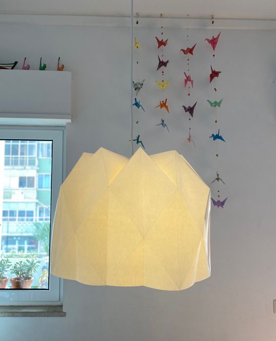 Candeeiro suspenso de papel. Origami. Teto.