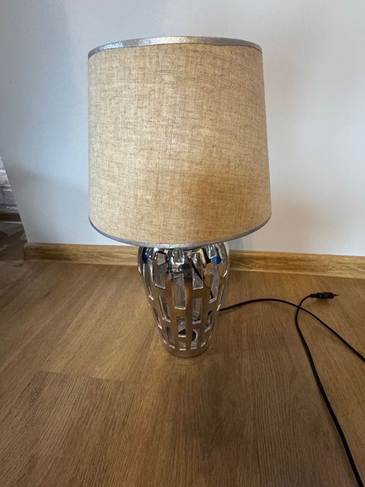 Lampa stojąca z kloszem