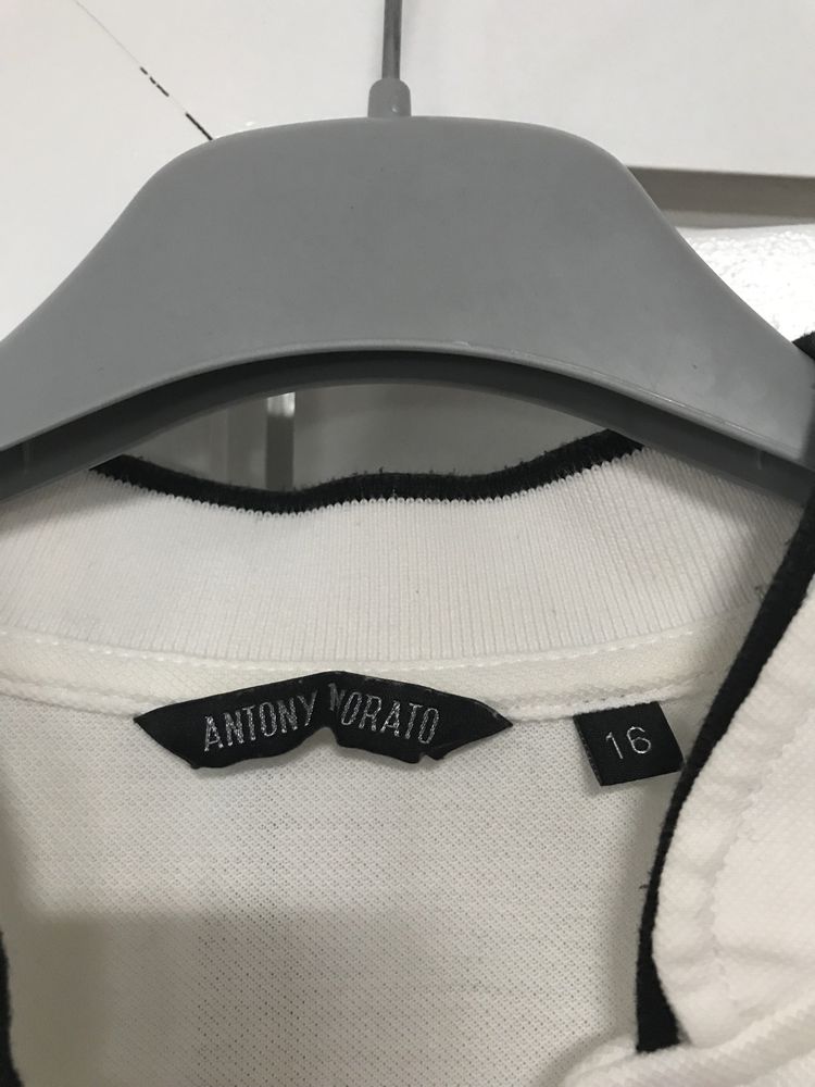 Polo branco, marca Antony Morato