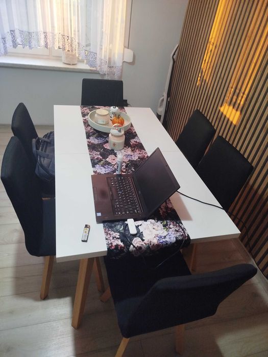 Stół pokojowy z krzesłami