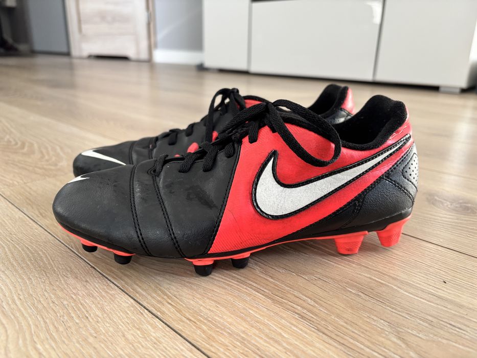 Buty pilkarskie korki NiKE - rozm UK 6