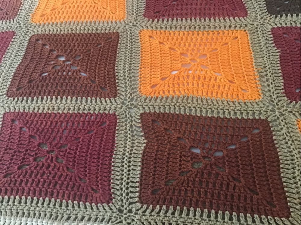 Colcha de Crochet com almofadas novas a condizer do Gato Preto