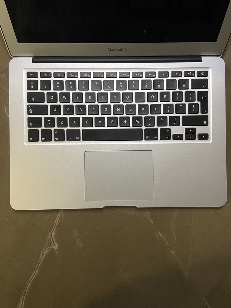 MacBook 2017 z ladowarką