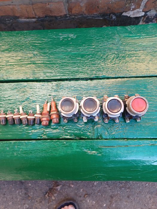 Кнопки Вк 14 21.глазки 28 в.предохранітель трубчастий.