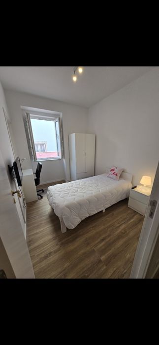 Quarto Novo com TV perto Comboio Queluz..