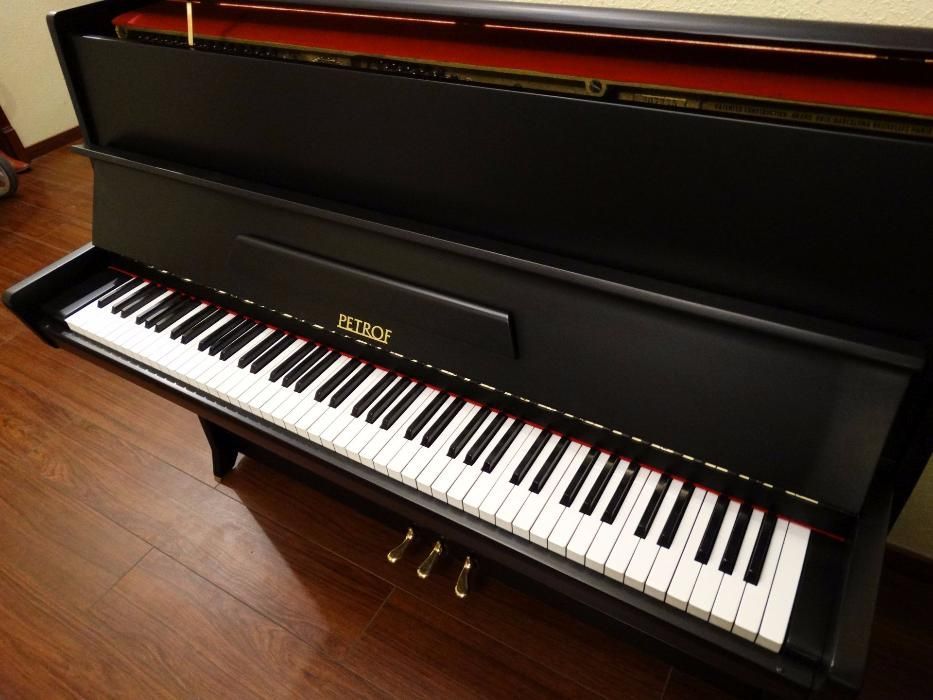 pianino petrof czarne od PianoDesign