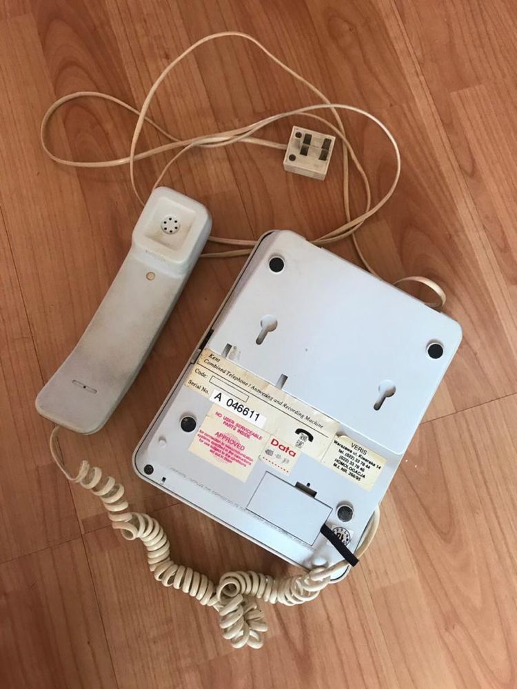 Telefon stacjonarny z sekretarka firmy Veris Kentt