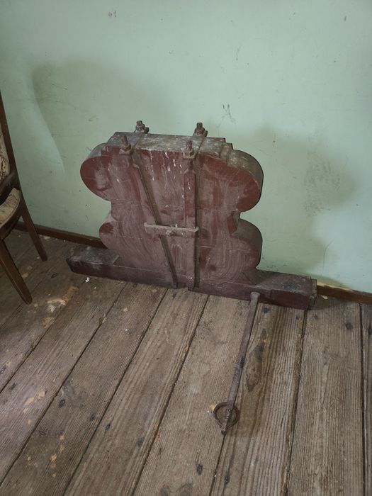 Suporte de sinos em madeira