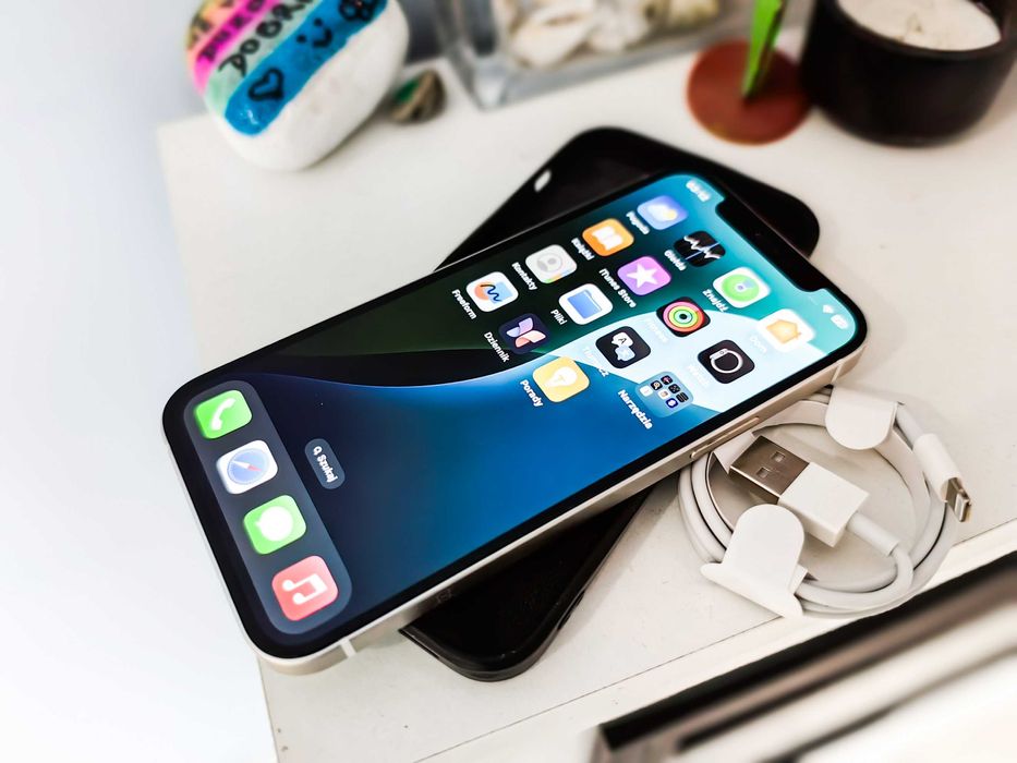 Iphone 12 w bardzo dobrym stanie, kabel i etui