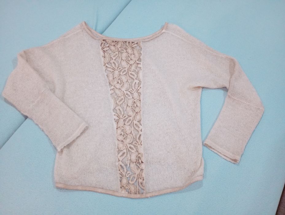 Sweterek z koronką i serduszkiem
