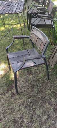 Metalowe krzesła i stół