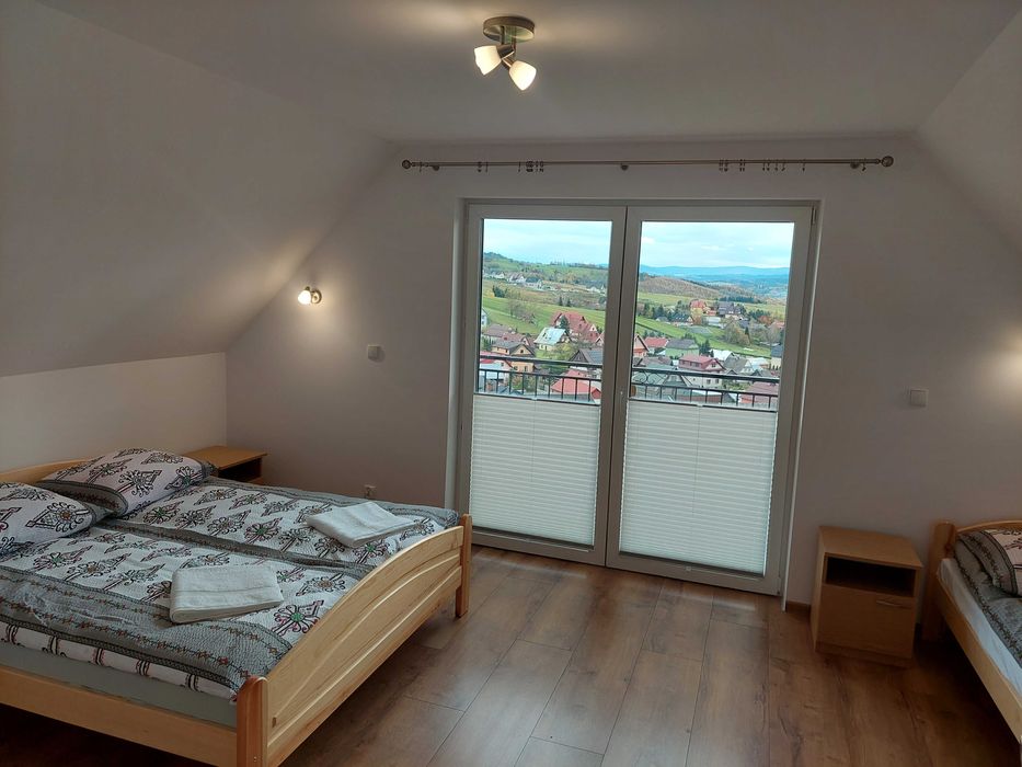 Domki u Seseta Kluszkowce na Podhalu z widokiem na Tatry i jezioro
