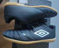 Buty halówki UMBRO UX Accuro III IC czarne r.42,5 27 cm