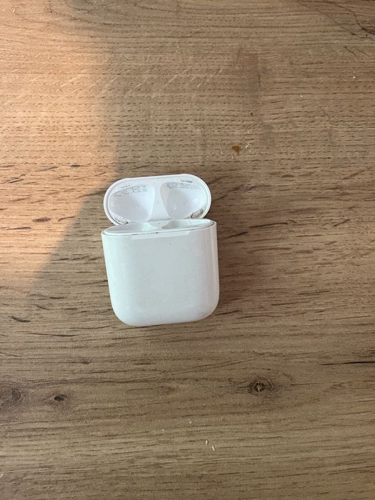 AirPods gen. 2. Prawa słuchawka gra trochę ciszej.