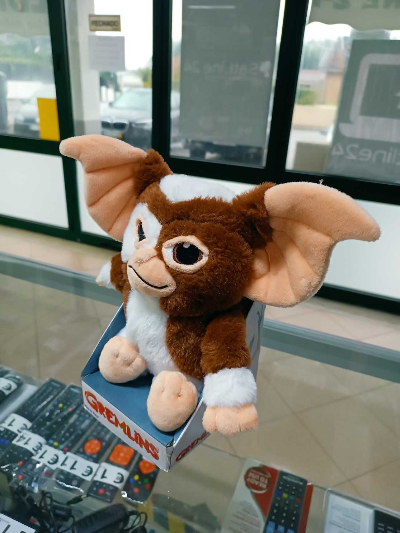 Peluche Gremlins Gizmo em expositor caixa 32cm(27cm sentado)