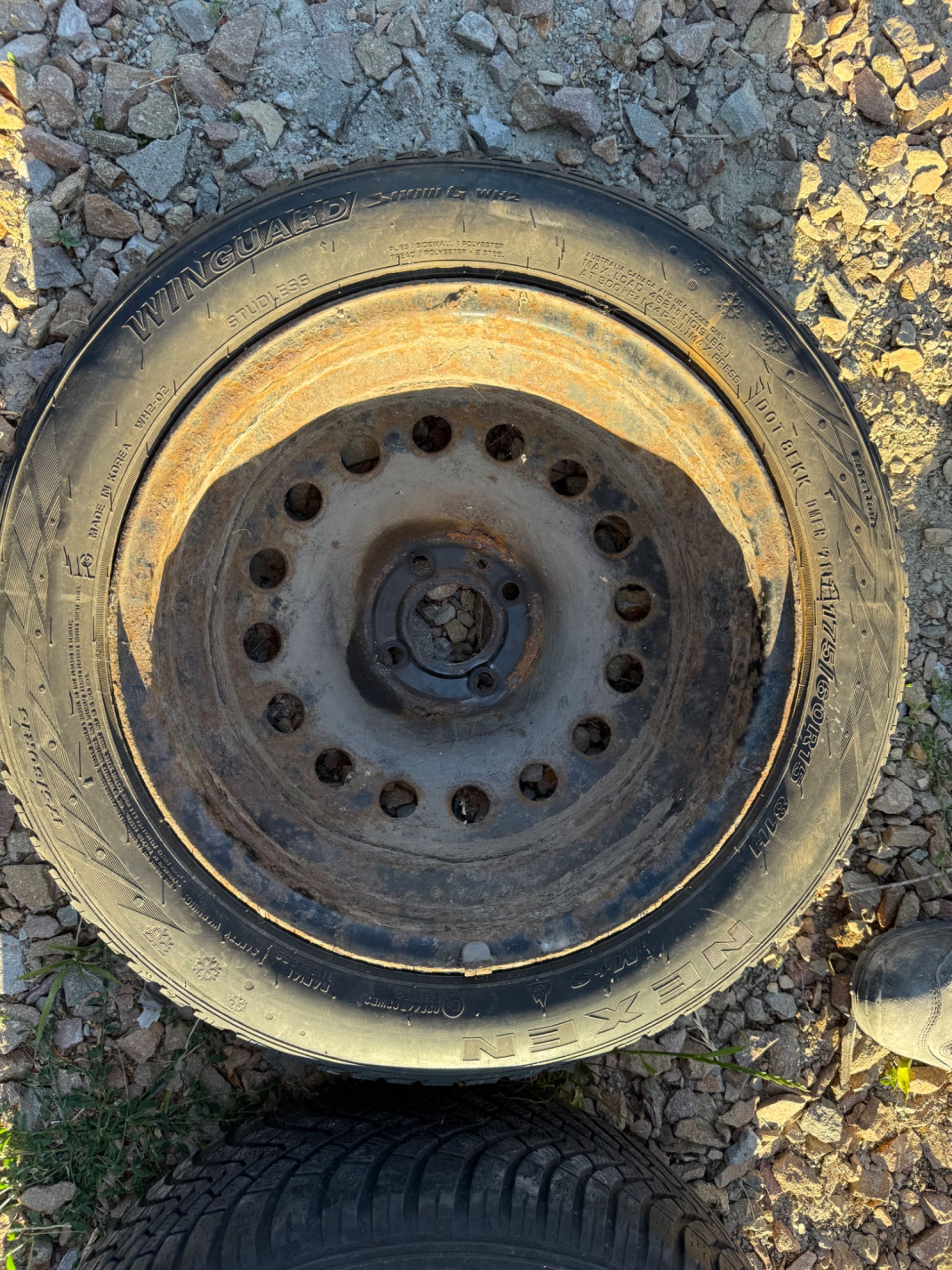 Cztery opony zimowe z felgami nexen, falken 175/60/R15