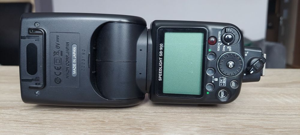 Nikon D7000 + obiektywy i lampa