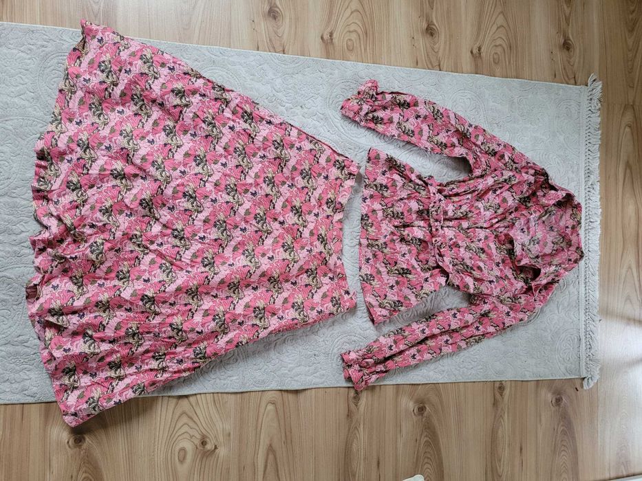 Różowy kwiatowy zestaw kombinezon marynarka i długa spódnica