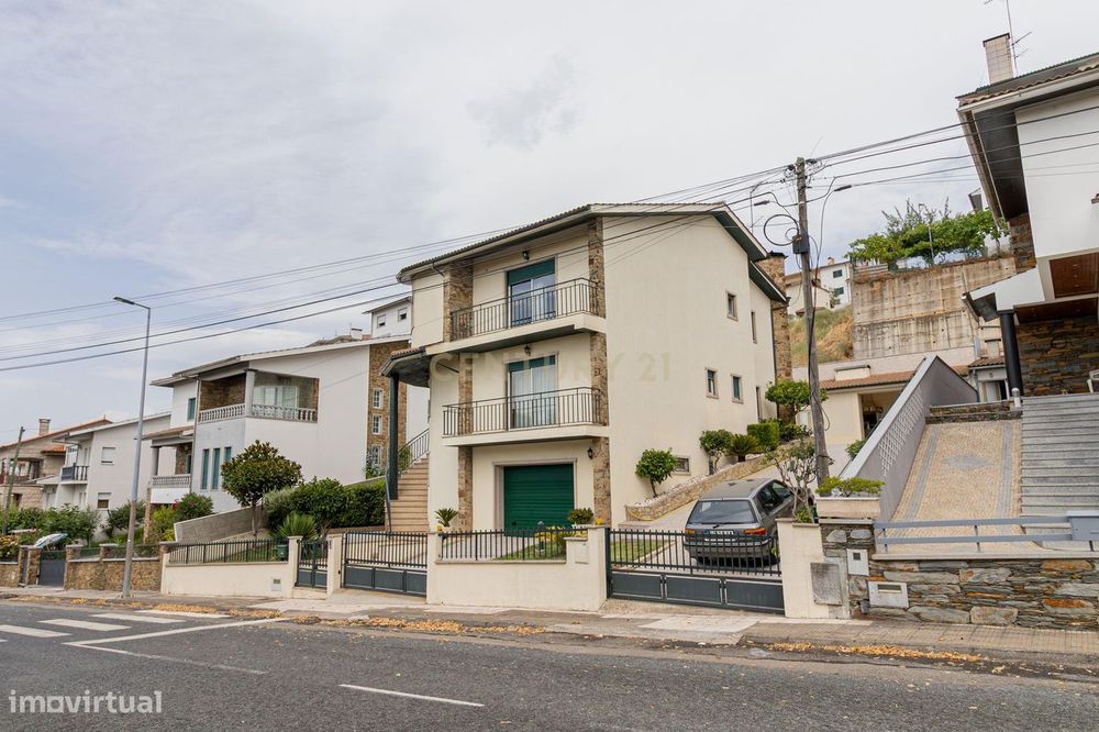 Moradia T4 com Vista Panorâmica em Bragança