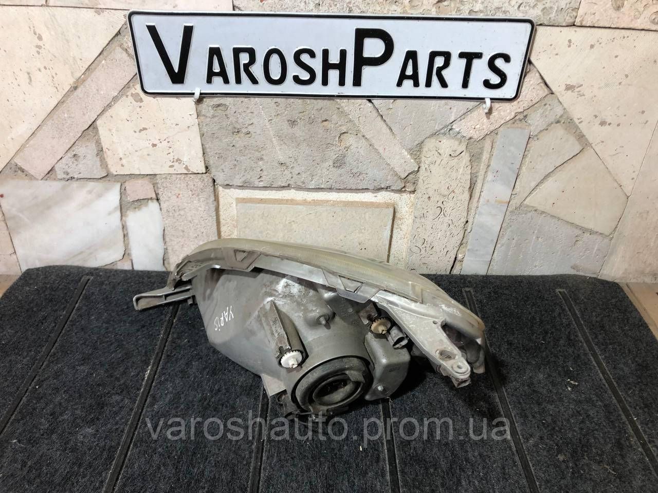 Фара передня права Дорестайл Toyota Yaris 1999 8111052141 1R