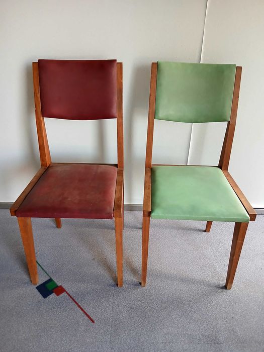 2 Cadeiras Vintage - Linhas direitas - Madeira - Verde/ vermelha