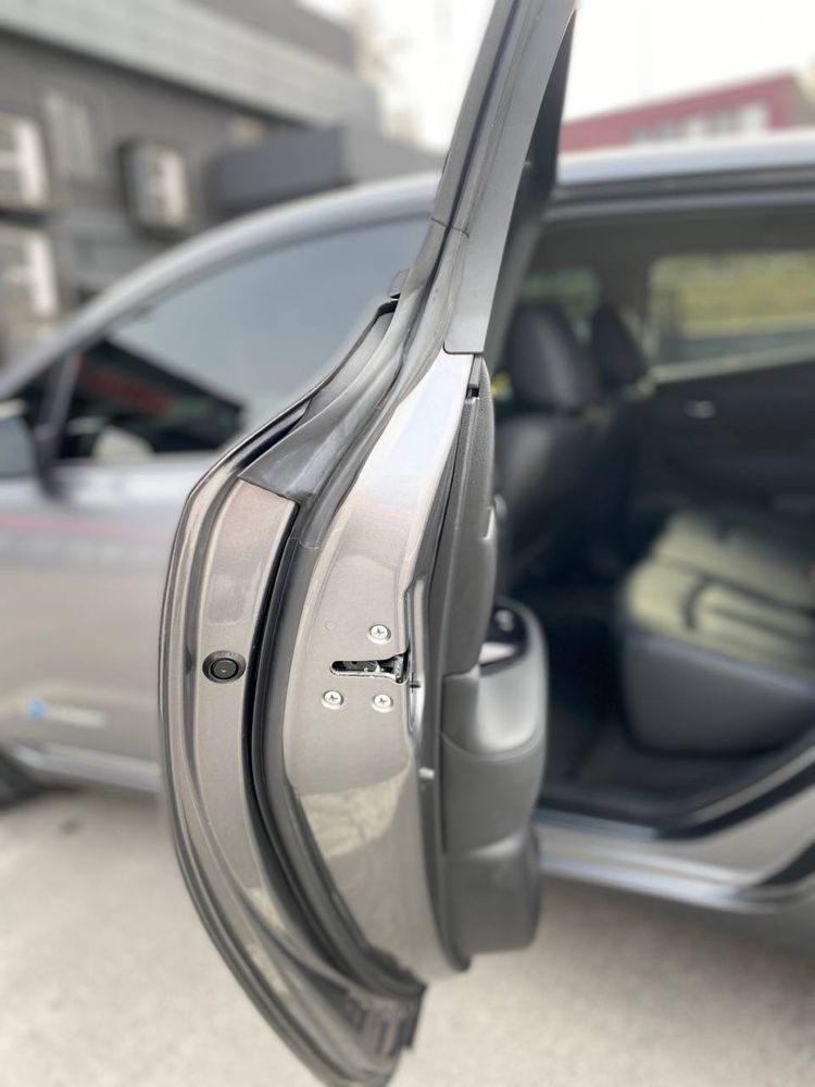 Продам Nissan Leaf.