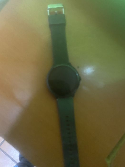 Smartwatch com o respetivo cabo