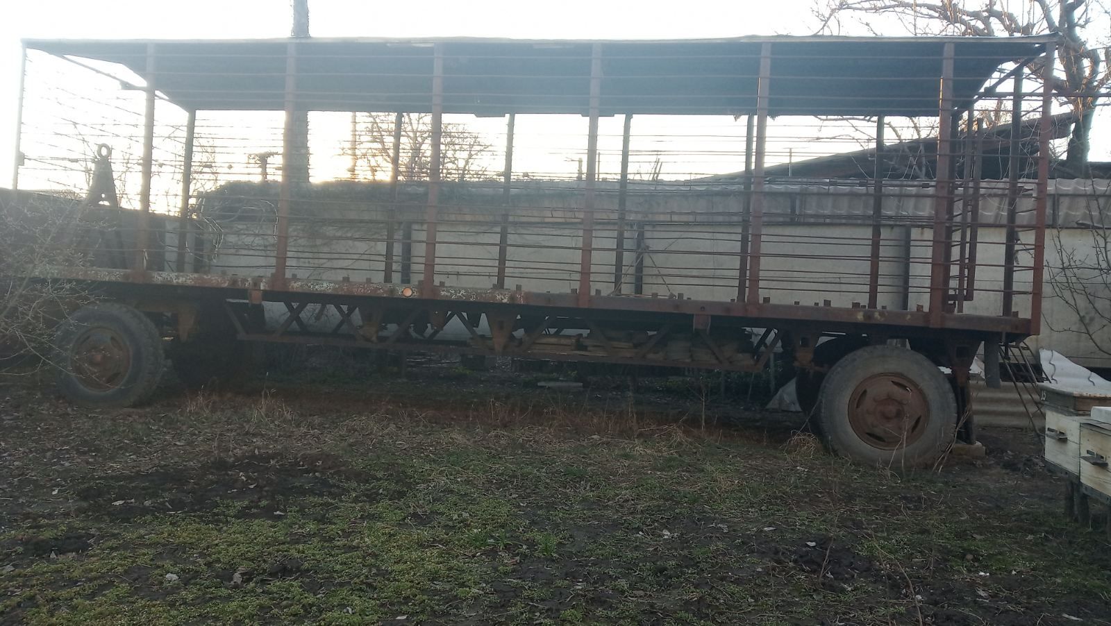 Бджоловіз, бджолопавільйон, причеп (лафет з дахом) для пасіки