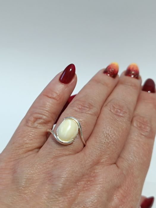 Srebrny pierścionek z kremowym bursztynem roz.22, srebro próby 925