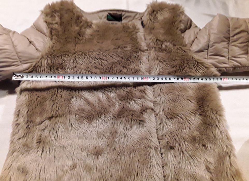 Jaqueta acolchoada bege com pelo sintético Stile Benetton, tamanho 44