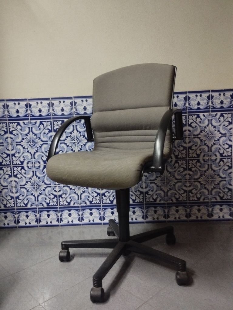 Cadeira de escritório cinza