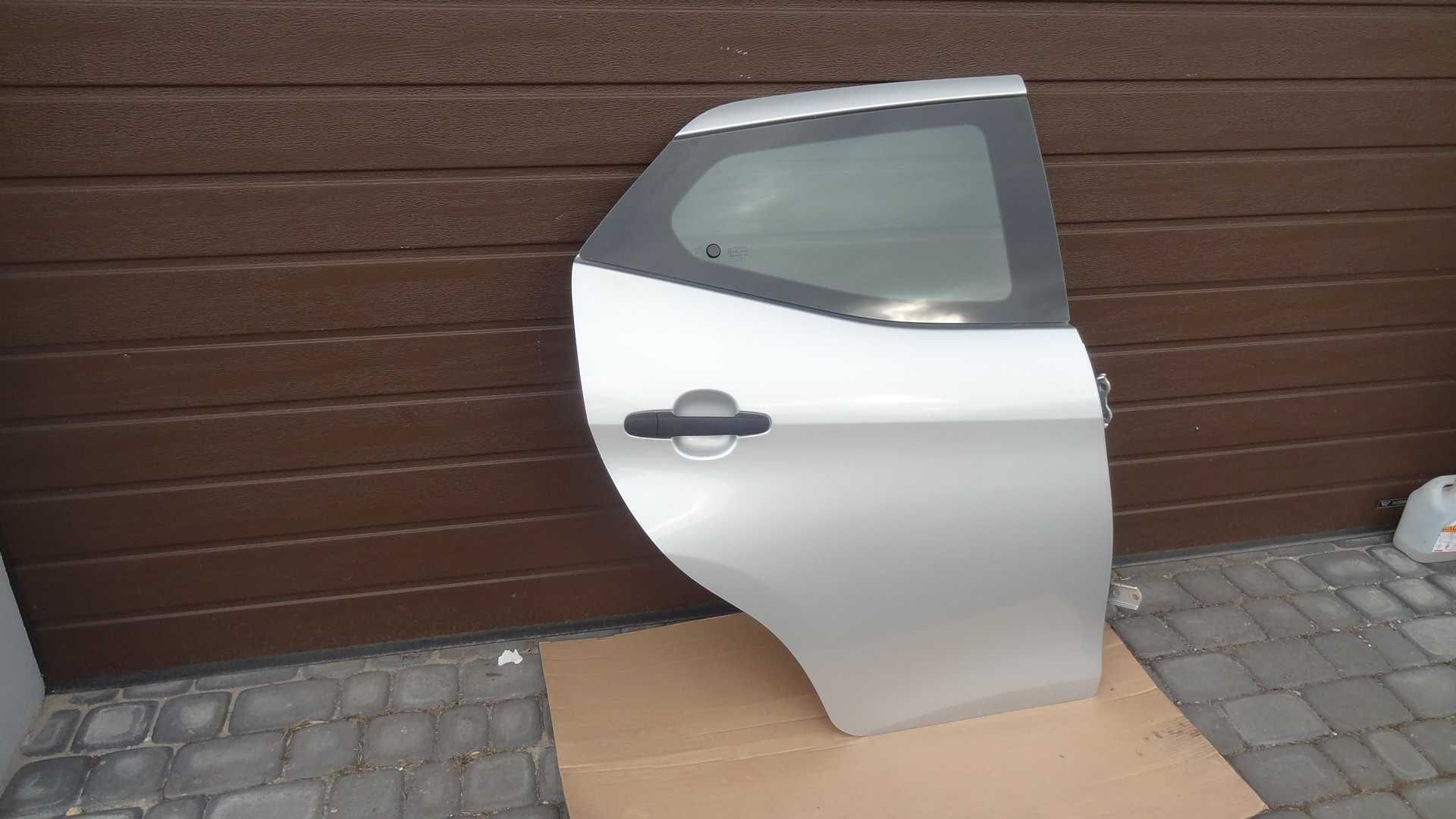 Toyota aygo II 14-21 drzwi tył prawe kompletna kol 1E7