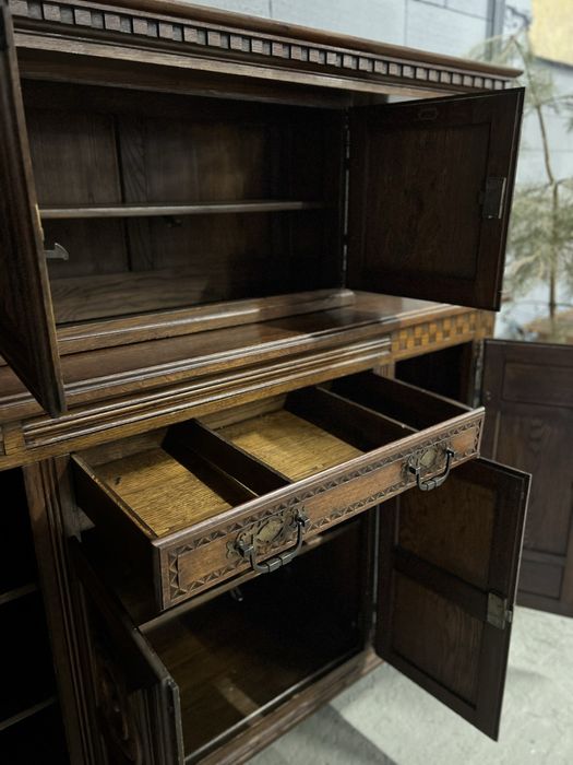 Антикварний дубовий різьблений комод.