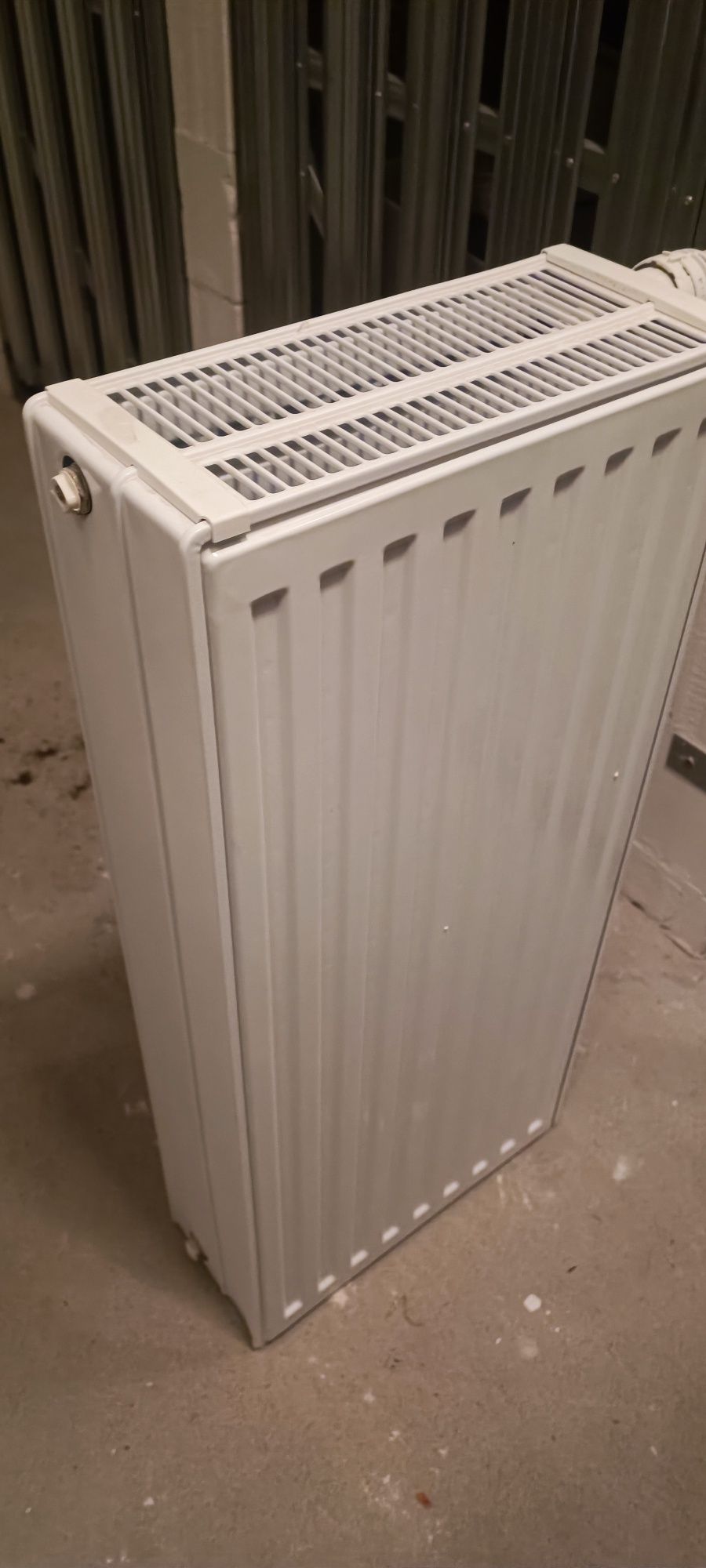 Nowy Grzejnik v33 trzy panelowy 90x40x16