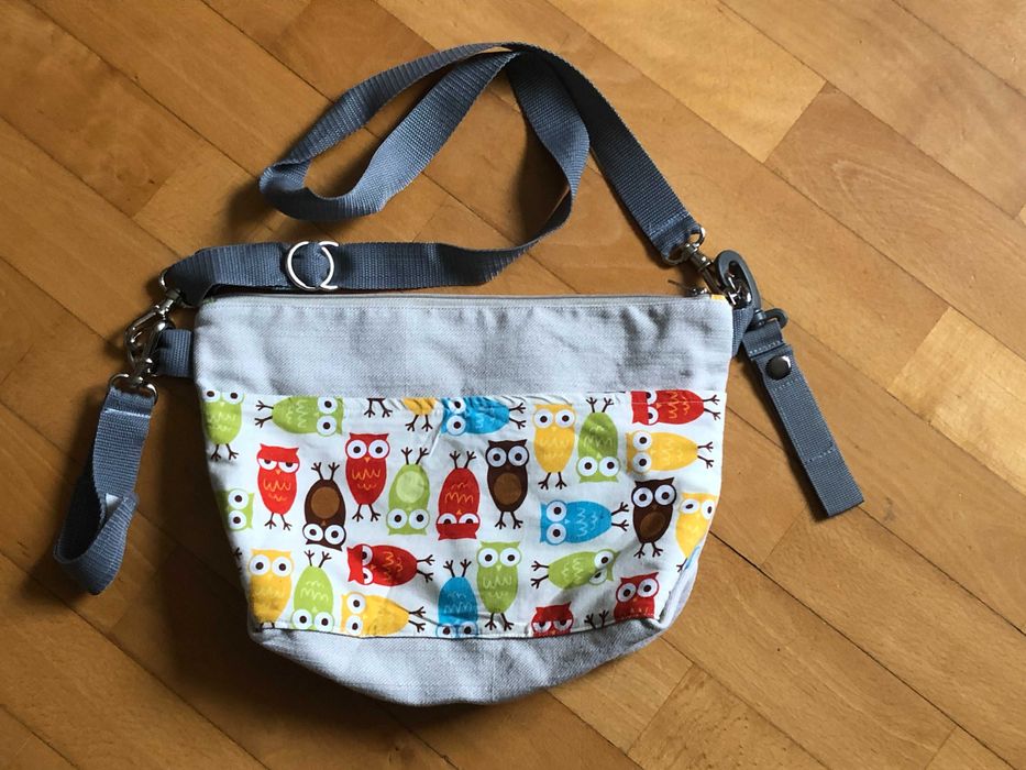 Fajna torba do wózka, nie jest bardzo duża, do zawieszenia na rączce.