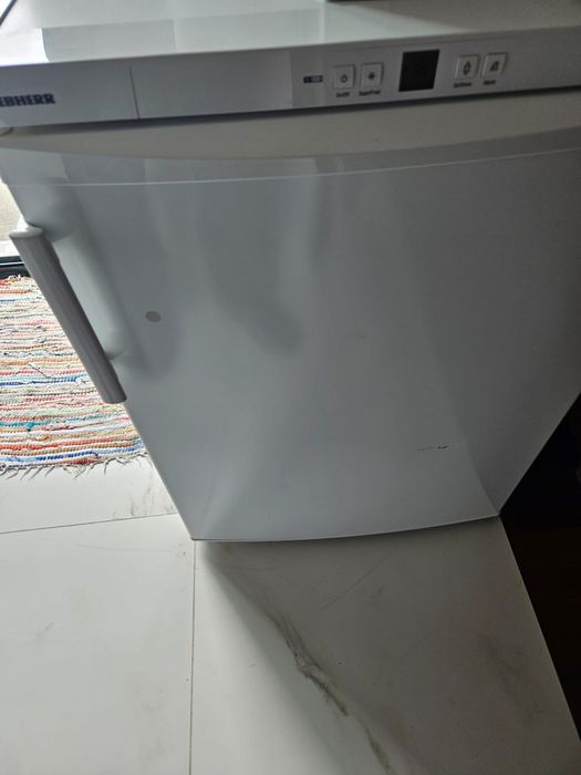 Freezer vertical branco com 04 compartimentos