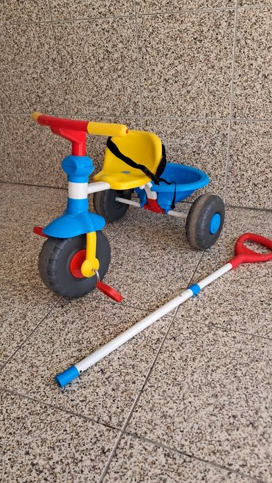 Triciclo com manobrador + carro com jogos