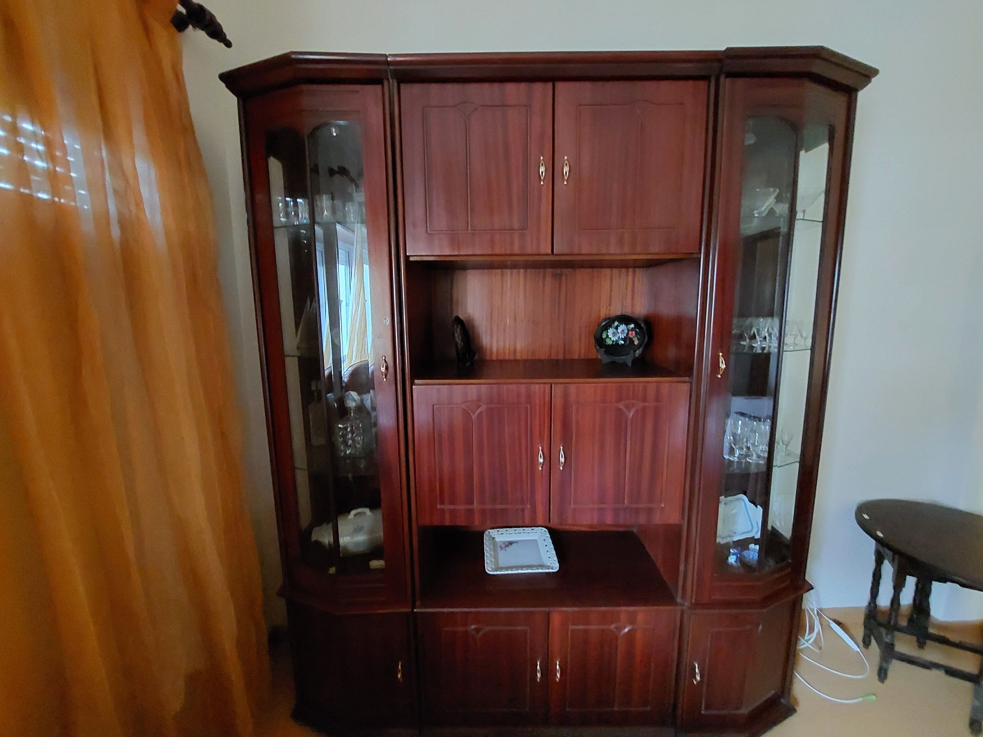 Móvel de sala com vitrines. O móvel é desmontável.