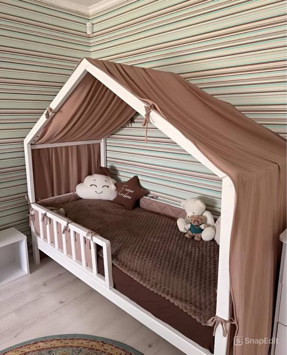 Ліжко дитяче з дерева будиночок