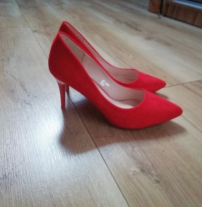 Czerwone buty na obcasie, szpilki