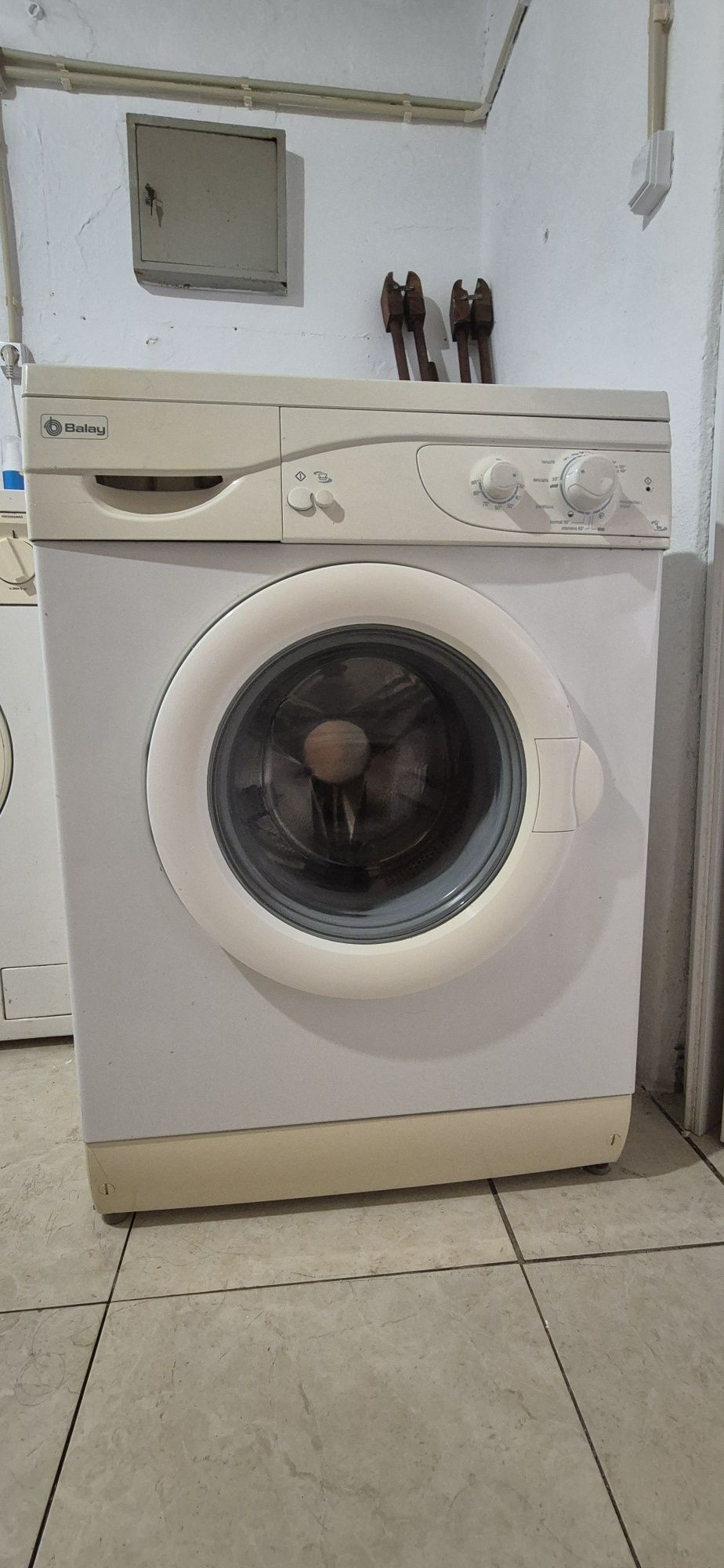 Cama de casal+cama de solteiro + máquina de lavar roupa