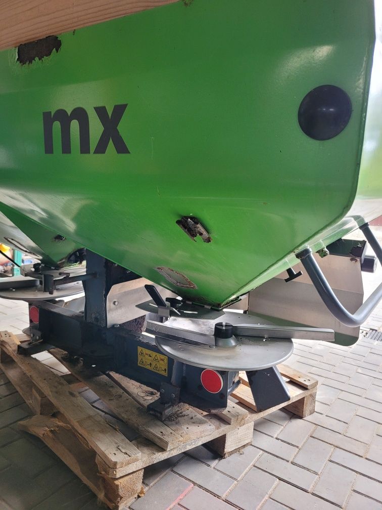 Розкидач мінеральних добрив Unia MX