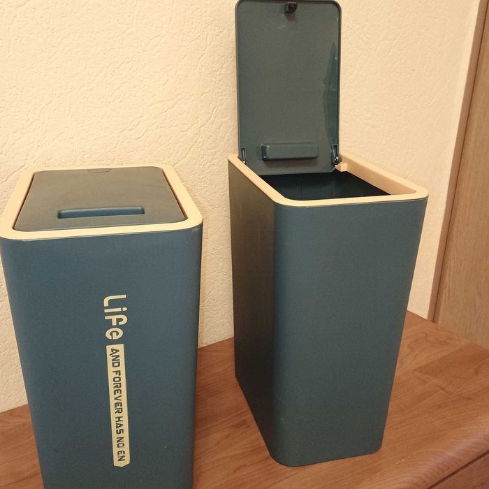 Nowe  pojemnik na odpady z  przyciskiem. Cena  dotyczy  jednego